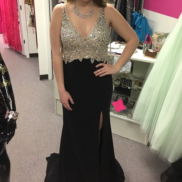 Gorgeous Beaded Bodice Formal Gown - Picture 2 of 2